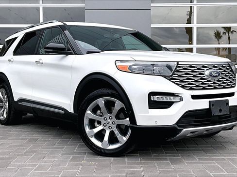 Used 2020 Ford Explorer Platinum w/ Premium Technology Package image 3