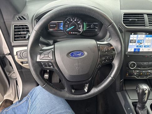 Used 2018 Ford Explorer XLT w/ Equipment Group 202A AWD/4WD image 18