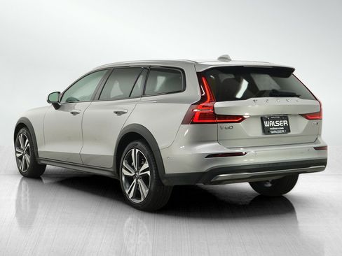 Used 2025 Volvo V60 B5 Cross Country Plus AWD/4WD image 3