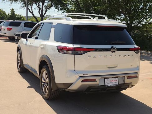 Certified 2023 Nissan Pathfinder SL FWD image 2