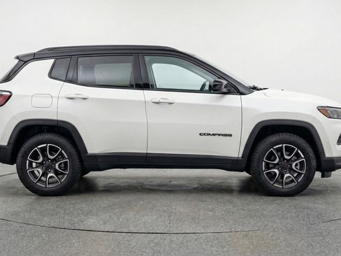 Used 2025 Jeep Compass Trailhawk image 11