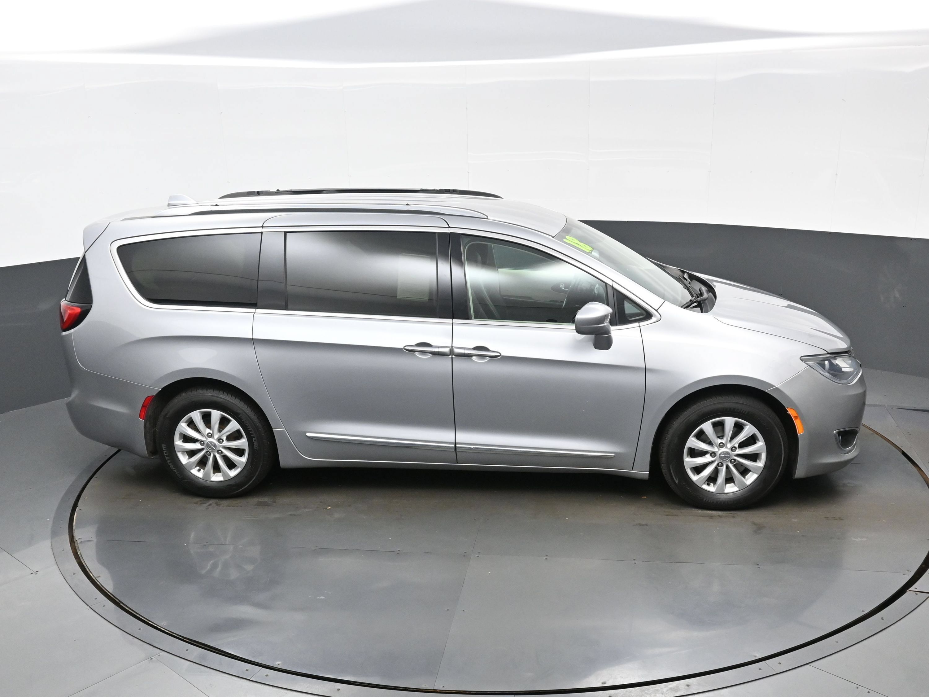 Used 2018 Chrysler Pacifica Touring-L Plus FWD image 39