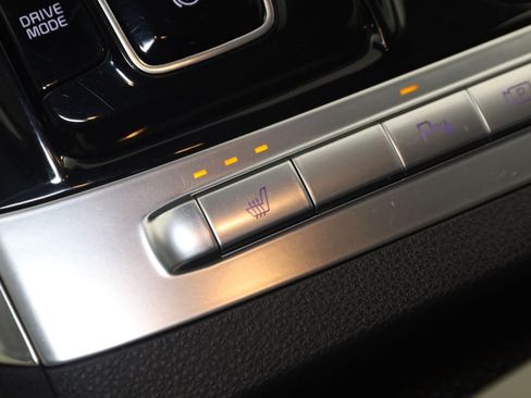 Used 2024 Kia Carnival EX FWD image 9
