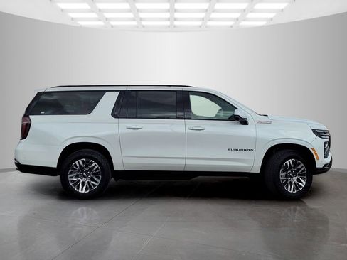 Used 2025 Chevrolet Suburban Z71 AWD/4WD image 3