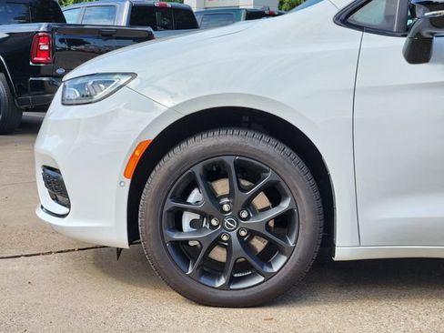 New 2026 Chrysler Pacifica Select w/ S Appearance Package AWD/4WD image 6