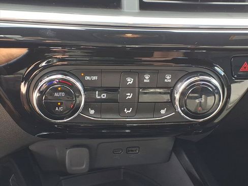 Used 2024 Chevrolet Trax RS w/ Sunroof Package FWD image 29