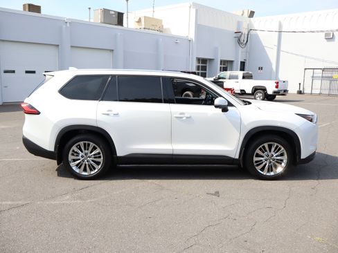 Used 2024 Toyota Grand Highlander AWD image 11
