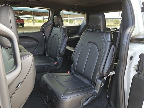 New 2026 Chrysler Pacifica Select image 12
