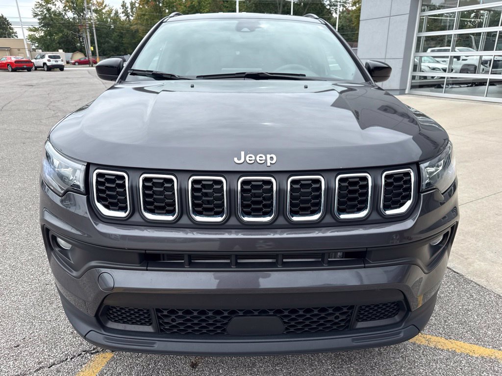 Used 2024 Jeep Compass Latitude AWD/4WD image 5