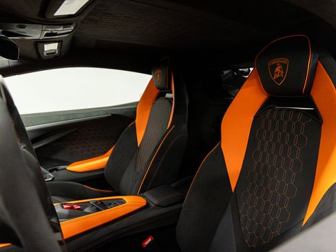 Used 2026 Lamborghini Revuelto image 40