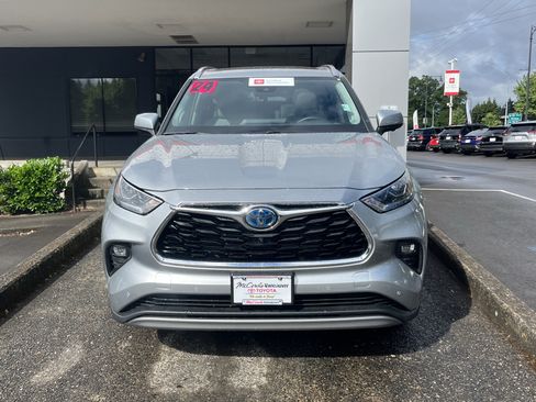 Certified 2024 Toyota Highlander Platinum AWD/4WD image 2