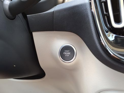 Certified 2023 Volvo XC40 B5 Plus AWD/4WD image 31