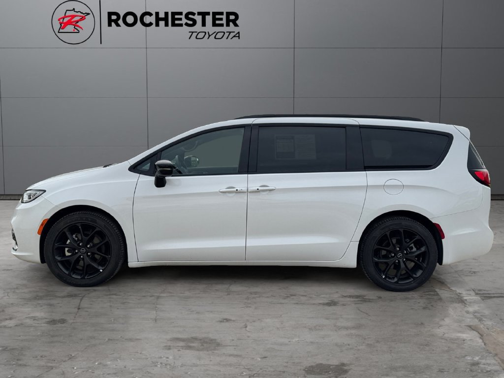 Used 2025 Chrysler Pacifica Limited FWD image 2