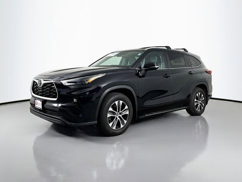 Used 2023 Toyota Highlander XLE AWD/4WD image 3