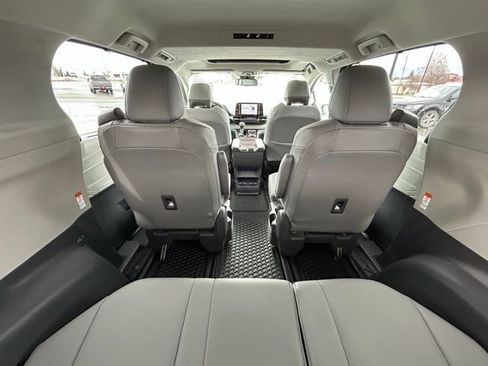 Used 2021 Toyota Sienna XLE image 52