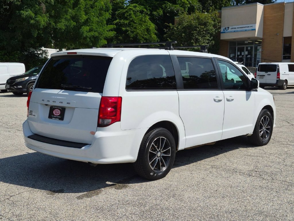 Used 2018 Dodge Grand Caravan SE FWD image 3