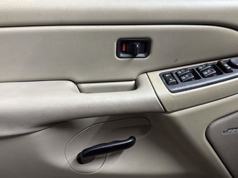 Used 2005 Chevrolet Suburban LS w/ Preferred Equipment Group image 12