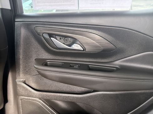 Used 2023 GMC Terrain SLT image 27