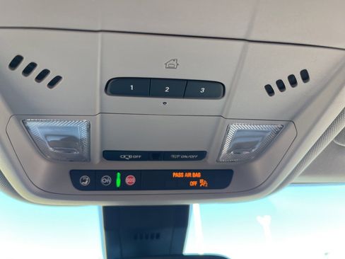 Used 2024 GMC Terrain SLT image 24