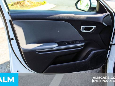 Used 2025 Kia K4 LXS image 36