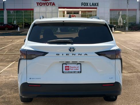 Used 2025 Toyota Sienna LE AWD/4WD image 4