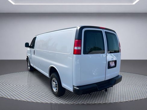 Used 2021 Chevrolet Express 2500 w/ Driver Convenience Package RWD image 4
