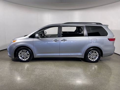 Used 2016 Toyota Sienna XLE FWD image 6
