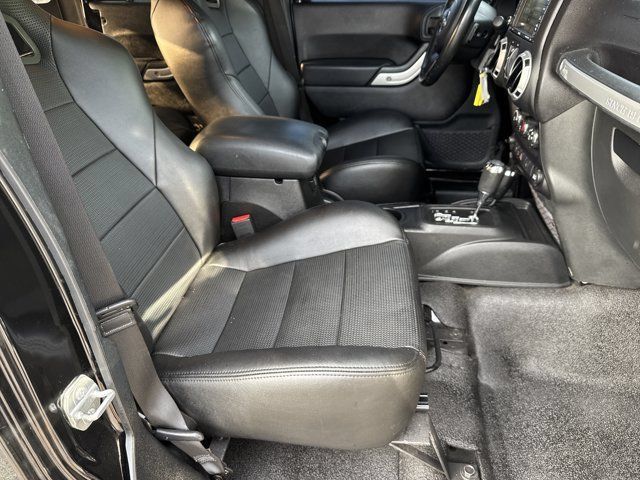 Used 2015 Jeep Wrangler Unlimited Rubicon w/ Connectivity Group AWD/4WD image 16