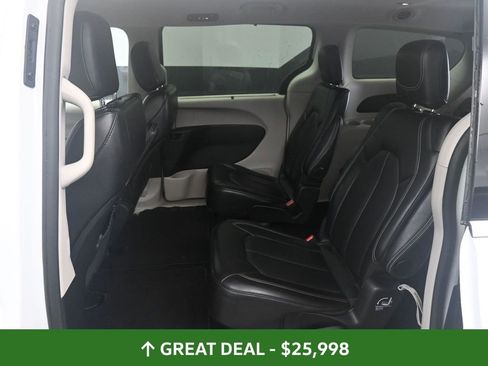 Used 2024 Chrysler Pacifica Touring-L image 17