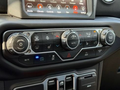 Used 2022 Jeep Wrangler Unlimited Sahara w/ Cold Weather Group AWD/4WD image 26
