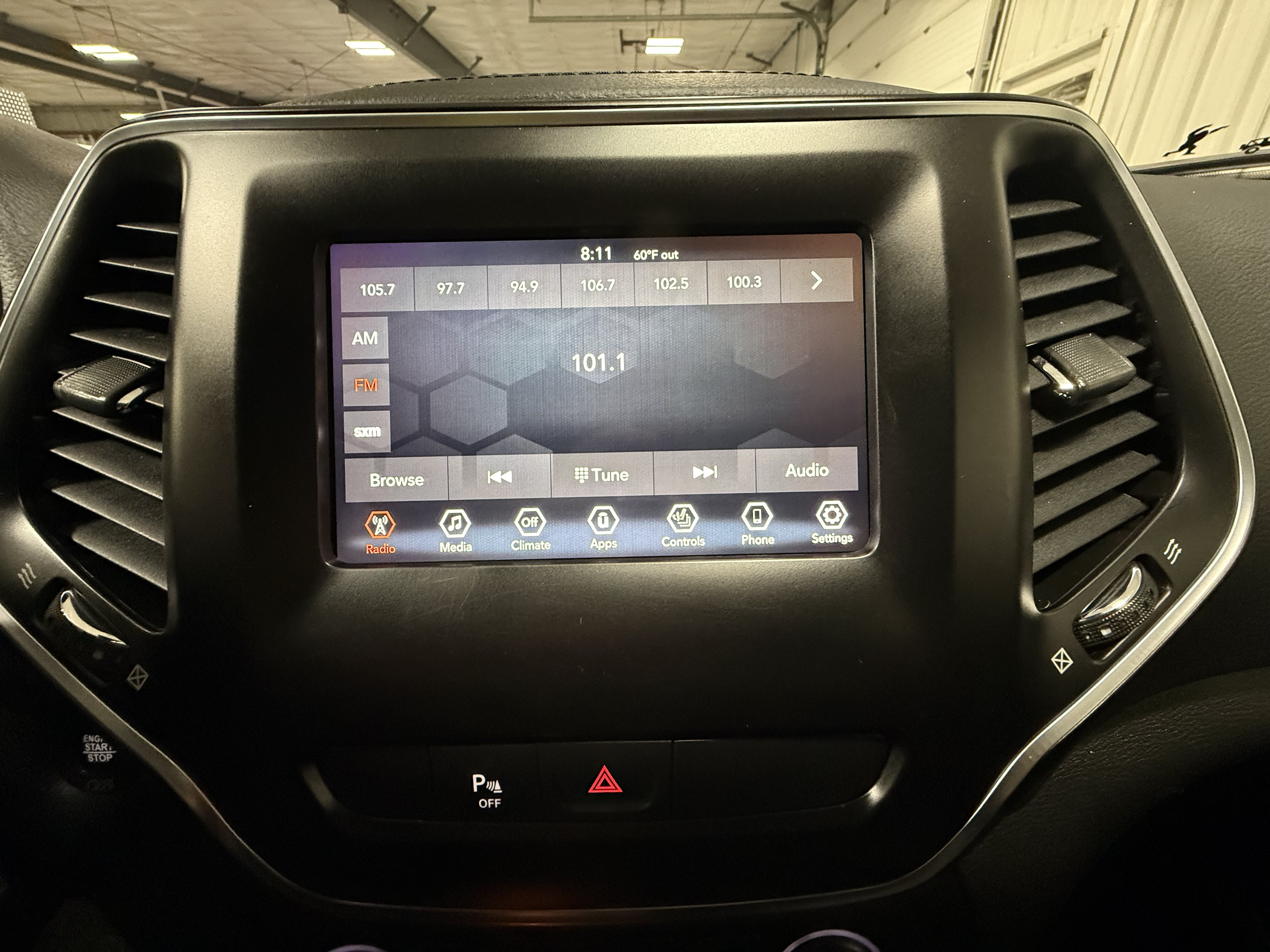 Used 2019 Jeep Cherokee Latitude Plus w/ Cold Weather Group AWD/4WD image 27