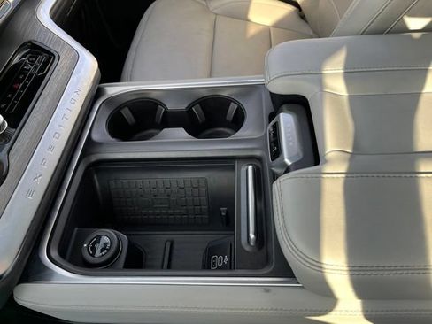 Used 2025 Ford Expedition Platinum AWD/4WD image 28