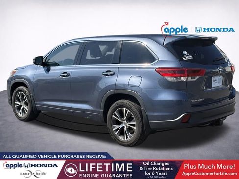 Used 2018 Toyota Highlander LE AWD/4WD image 4