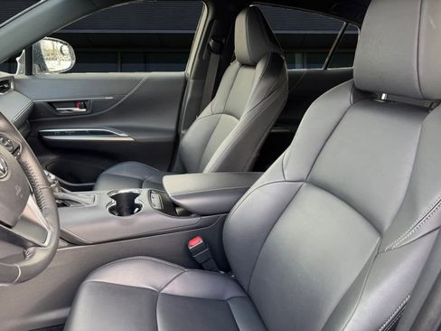 Used 2022 Toyota Venza XLE image 2