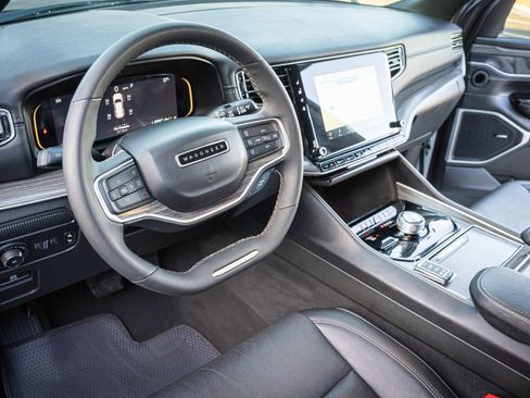 Used 2024 Jeep Wagoneer L Series II w/ Flexible Seating Group image 15