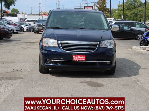 Used 2016 Chrysler Town & Country Touring-L image 2