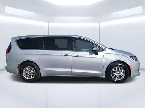 Used 2023 Chrysler Voyager LX FWD image 2
