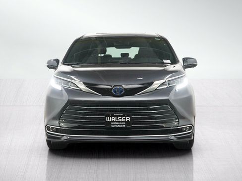 Used 2025 Toyota Sienna Limited AWD/4WD image 8