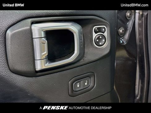 Used 2018 Jeep Wrangler Unlimited Sahara AWD/4WD image 10