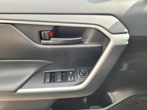 Used 2021 Toyota RAV4 LE image 21