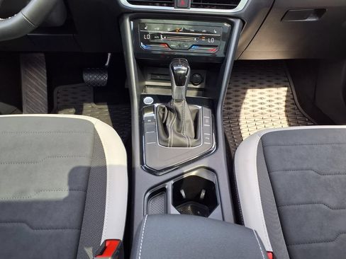 Certified 2025 Volkswagen Taos SE FWD image 18