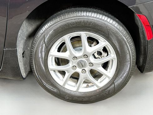 Used 2023 Chrysler Pacifica Touring-L image 30