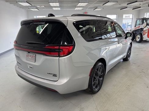 New 2026 Chrysler Pacifica Limited image 7