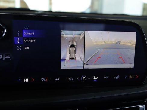 Used 2024 Chevrolet Traverse LT image 16