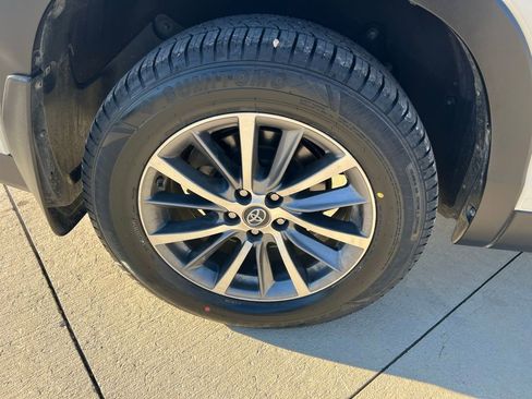 Used 2019 Toyota Highlander XLE image 26