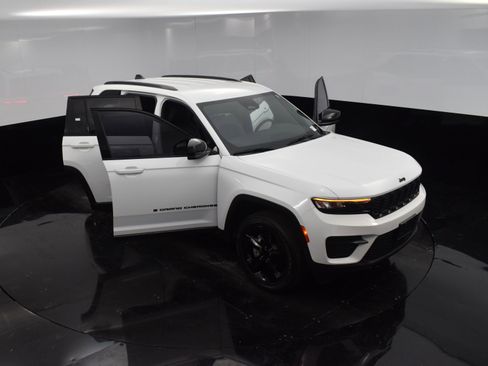 Used 2023 Jeep Grand Cherokee Altitude image 33