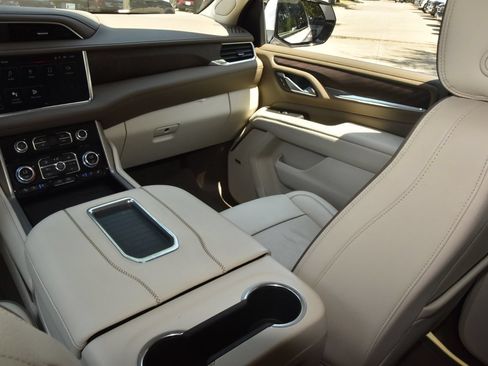 Used 2024 GMC Yukon XL Denali w/ Advanced Technology Package AWD/4WD image 18