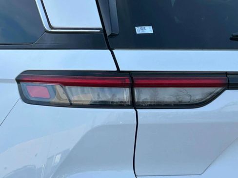 Used 2022 Jeep Grand Cherokee Overland w/ Luxury Tech Group IV image 9