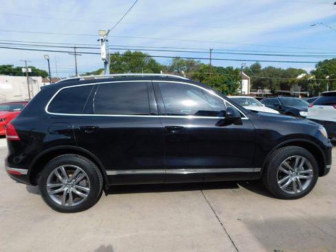 Used 2016 Volkswagen Touareg Sport image 8