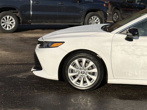 Used 2020 Toyota Camry LE image 8